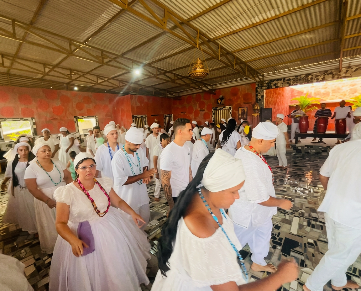 Salão do terreiro com participantes vestidos de branco durante ritual de axé